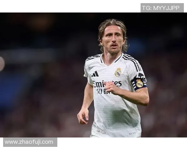 足球明星精彩瞬间回顾皇马传奇球员的辉煌历程与激情时刻 足球明星精彩瞬间回顾皇马传奇球员的辉煌历程与激情时刻